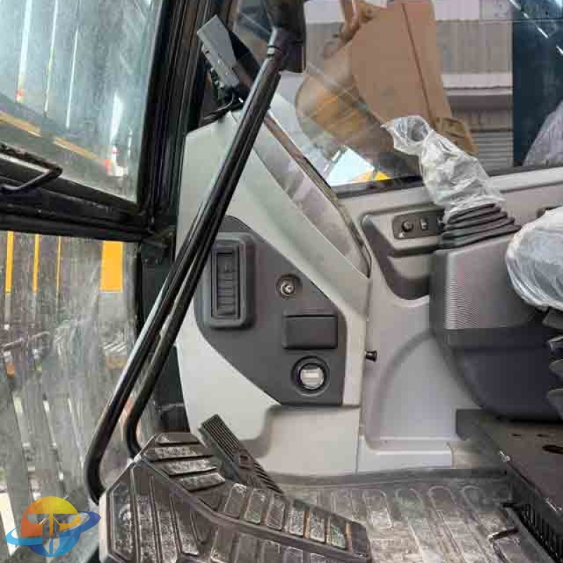 Hyundai HX220S excavator, high performance, in good condition, ready for construction use and for sale.