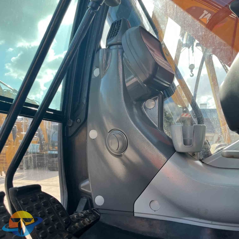 Japan-made Hitachi ZX240 hydraulic crawler excavator used excavator is in stock and is selling well.