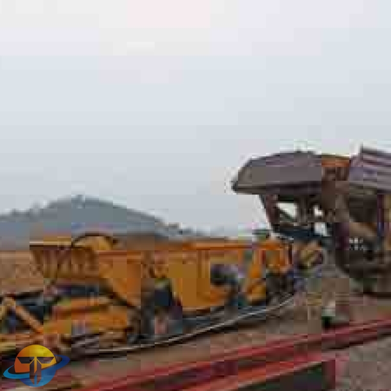 Chinese brand XCMG XPF1214 mobile impact crusher for mining machinery, used heavy machinery equipment for sale.