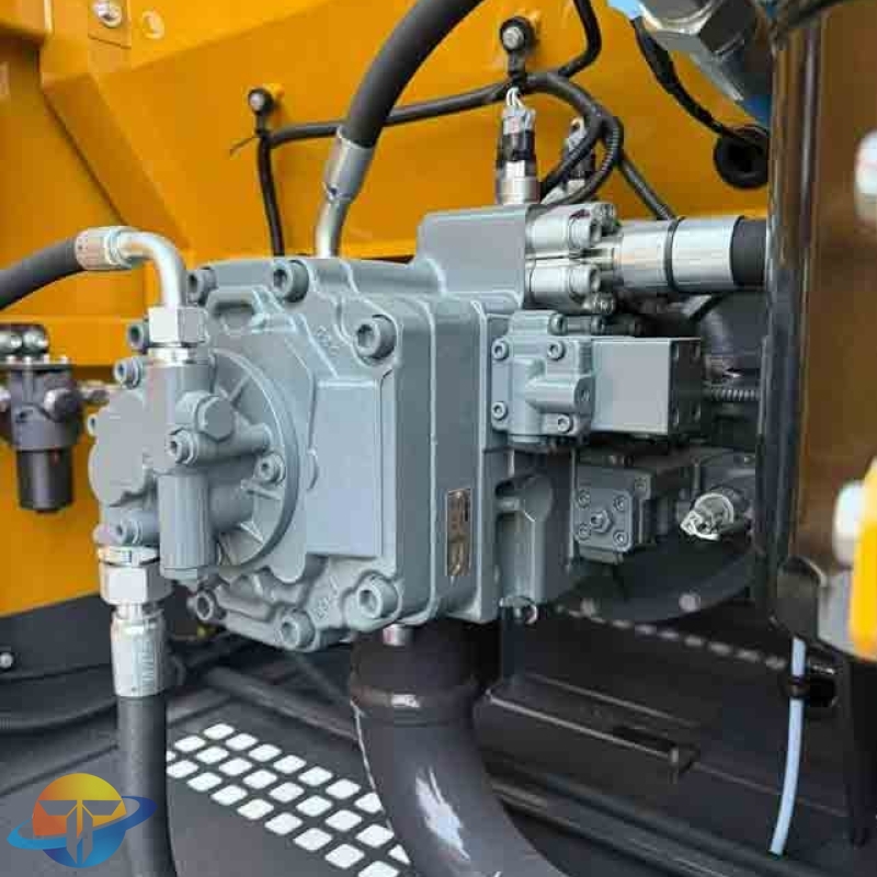 XCMG XE215G excavator with Isuzu Stage II engine and constant power pump, 80 cm crawler tracks in stock.