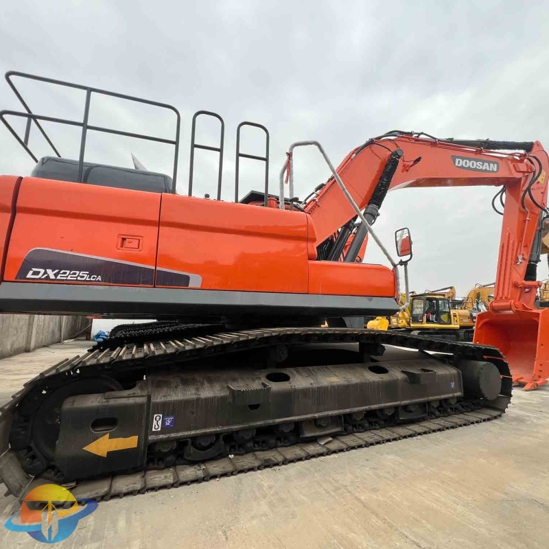 High quality second hand Doosan DX225LC-9C Excavator is hot selling at a low price Welcome to call us for consultation