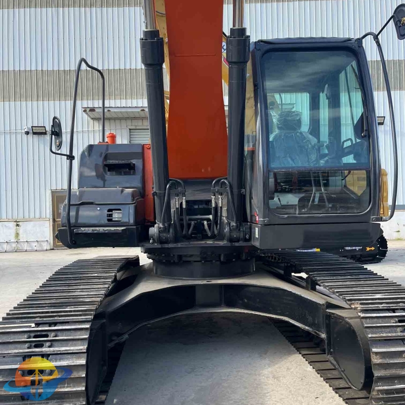 Japan-made Hitachi ZX240 hydraulic crawler excavator used excavator is in stock and is selling well.