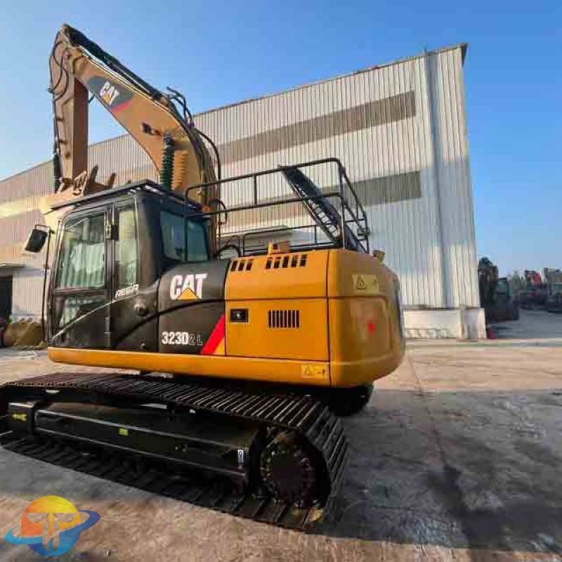 Used construction machinery, original imported Caterpillar direct injection 323D2L excavator, is selling briskly in the factory.