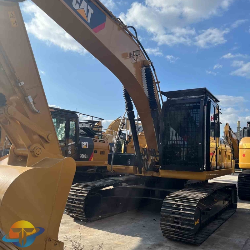 There is a limited amount of stock of used construction equipment of the world-renowned brand Japanese original Caterpillar 323D2L excavator in stock.