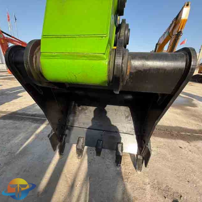 A used Caterpillar green CAT320D2L excavator with a powerful hydraulic system and high cost-performance ratio is available for sale.