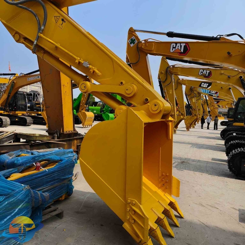 Komatsu PC360 36-ton tracked excavator, used for quarry work, low operating time, for sale.