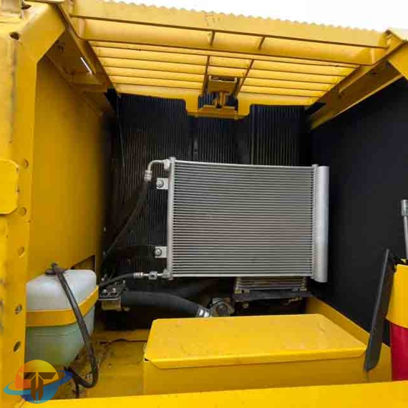 Used Komatsu PC220 excavator, original Japanese heavy mining and earthmoving machinery, for sale.