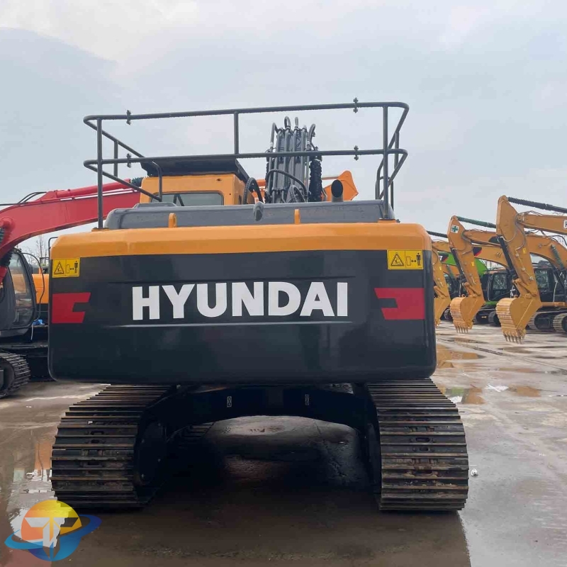 Used Hyundai 220s excavator are hot on the market. They are refurbished and can be delivered to any country.