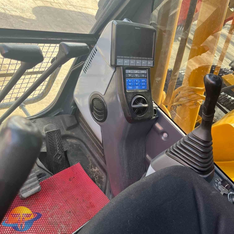 2022 genuine Komatsu PC220-8N1 excavator used construction machinery with good performance for sale.