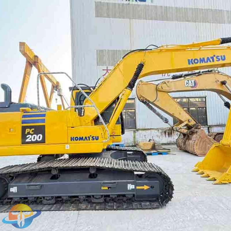 High-quality Komatsu PC200 excavator, used construction equipment, is selling well worldwide.